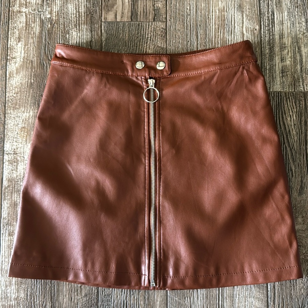 🌟FOREVER 21 🌟BEAUTIFUL🌟 SEXY SKIRT, SIZE SAMLL
